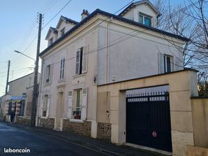 Maison de maître à 20 km de Paris  centre ville  à 7 min de la gare  28 minutes porte à po