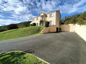 MAISON D'ARCHITECTE AVEC VUE DOMINANTE