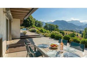 Maison de 10 pièces de 330 m² située à Thyez