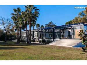 Villa contemporaine 280m2 avec patio sous verrière d'architecte de 250m2 supplémentaire