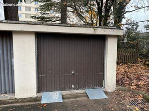 Garage fermé dans résidence sécurisée