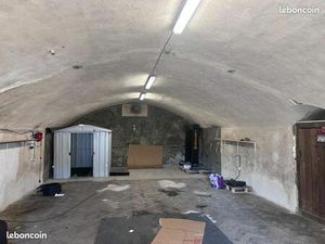 Co stockage dans local de 90m2  10e le m2