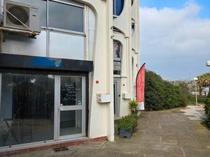 à louer – local commercial idéalement situé à la grande motte