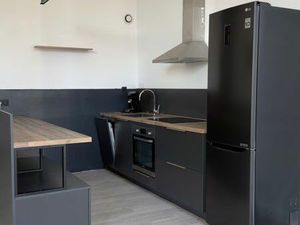 A LOUER : Loft 70m² avec terrasse – Parking