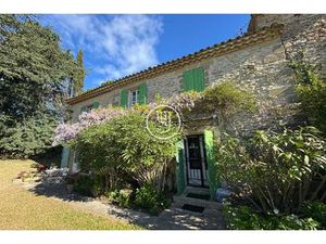 Proche  exclusivité  une charmante maison en pierres avec jard