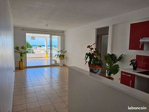 Loue grand F3 de 53m2 avec terrasse de 33m2 et vue mer au 2ème étage d'une résidence calme