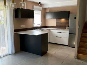 Appartement duplex récent avec jardin  terrasse et parkings