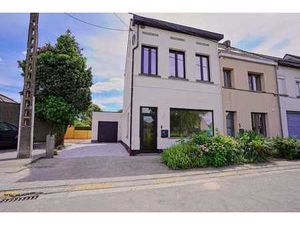 Instapklare gezinswoning (4 slpk.) met tuin en garage vla...