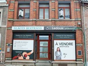 immeuble commercial avec appartement sur la Place de Le Roeu