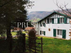 Ferme basque rénovée avec vue panoramique sur les Pyrénées