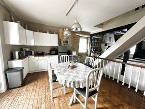 Maison en pierre  rénovée avec cour et terrasse