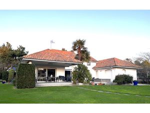 Elégante et spacieuse villa d'architecte de 4 chambres à La