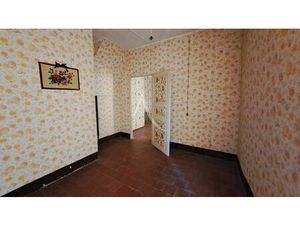 HEREPIAN Maison de village spacieuse avec garage  à rénover