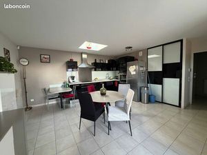 BEAU T3 RECENT TBETAT  dernier ETAGE - calme absolu - balcon - garage - QUARTIER RILLIEUX 