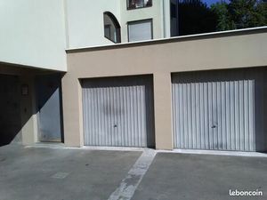 Garage fermé à louer 95 CC