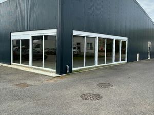 210 m² – Local commercial lumineux avec vitrine et parking