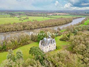 Proche d'Angers  en pleine nature  un château familial du 19e s. Et son parc de près de 7.