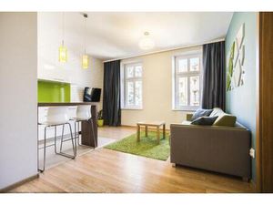 BEAU STUDIO AVEC GRAND EXTERIEUR DANS UN QUARTIER RESIDENTIEL