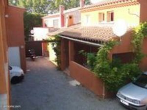 Villa avec terrasses  3 places de parking  dans copropriété  quartier calme  proche CV