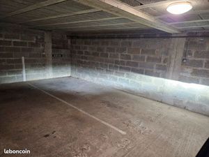 Parking garage dans résidence sécurisée Laval