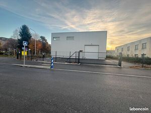 BATIMENT A LOUER (Atelier + bureaux)