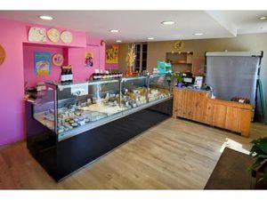 Local commercial de 31 m²  réserve  bureau  cave  et logement au dessus de 128 m²