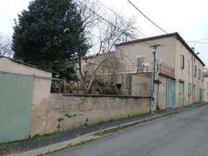 Maison spacieuse de 194 m² trois garages et jardin.