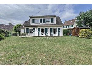 Maison 141 m2  terrain de 460 m2  trois chambres et garage