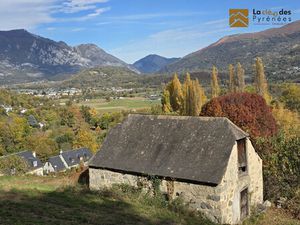 Grange agricole en mauvais état et terrain