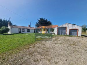 Propriété avec bâtiments sur 1 hectare à plus 100m d'une habitation