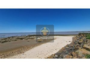 Longère vendéenne au bord de la mer