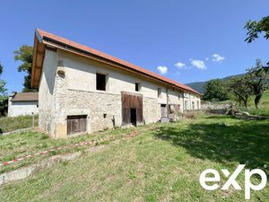 Grange de 592 m² sur parcelle de 889 m²