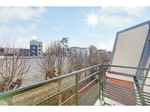 AVANTAGE FISCAL. 58m² avec balcon de 2m2 et parking. Calme. Train ligne J