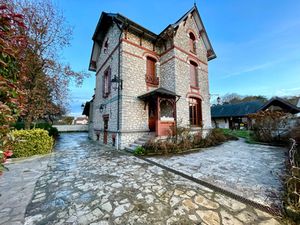 Propriété exceptionnelle comprenant deux maisons 240 m²  dépendances ( + 140 m² )et 1 890 