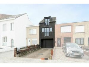 Opbrengsteigendom: duplexappartement + 12 garages
