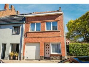 Goed onderhouden woning +-3are  met 2 à 3 slpk  garage en tuin.