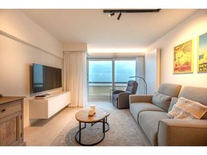 Gerenoveerd appartement met terras  twee slaapkamers en zwembad