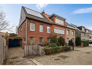 Ruime halfopen bebouwing met garages op uitstekende ligging