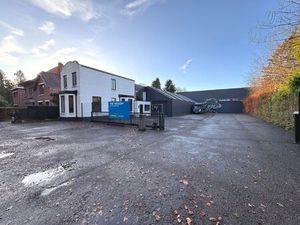 Ruim bedrijvencomplex met opslagruimte en kantoren te Kalmthout