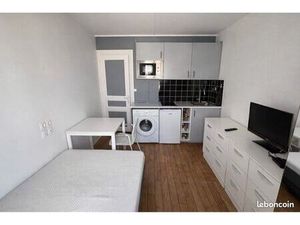 À LOUER – Studio meublé – Dernier étage avec vue dégagée