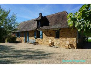 Charmant ensemble immobilier avec deux maisons et piscines au coeur du Périgord vert.