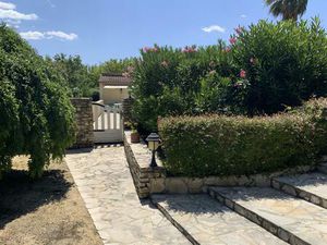 Villa de plain pied sur un terrain de 2300 m2 avec piscine.