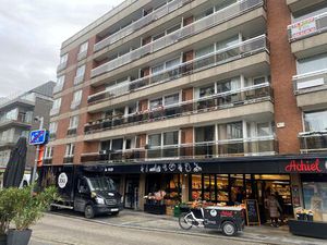 Centraal gelegen studio met terras en open zicht op het Mijnplein in Oostende