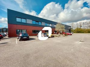 A LOUER  Bâtiment récent avec nombreux stationnements