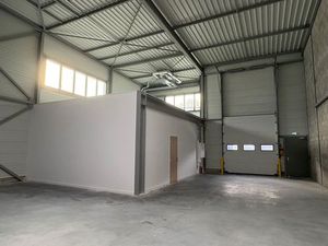 A LOUER - Locaux d'activités divisibles avec bureaux aménagés