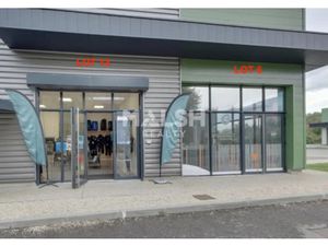 A LOUER - Locaux commerciaux 323 m² divisibles à partir de 91 m² - BOURGOIN JALLIEU