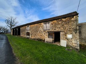 Ensemble de grange et entrepôts  pour 666 m2 de bâtis.