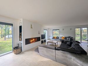 Maison familiale au coeur d'un parc avec un étang