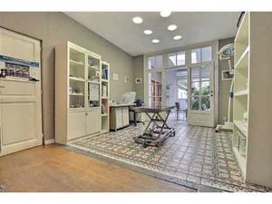 Immeuble composé d'un espace professionnel et d'un apparteme