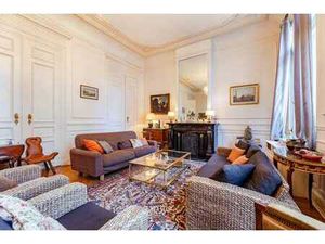 Une maison de maître et son arrière-maison